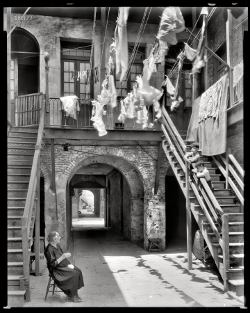 Photo showing: New Orleans Laundry Day -- Courtyard at 1133-1135 Chartres Street circa 1937.