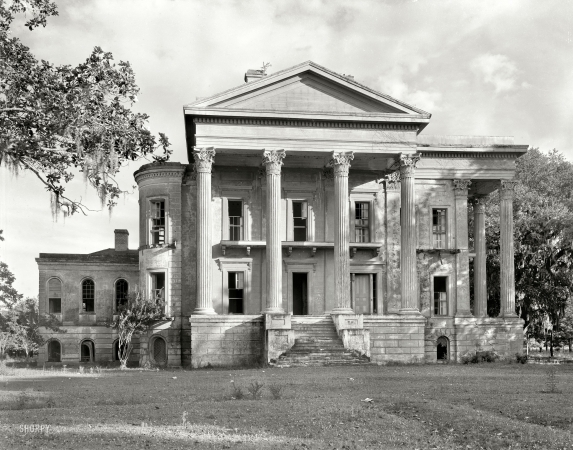 Photo showing: Belle Grove II -- Iberville Parish, Louisiana, 1938. Vicinity of White Castle. Mansion of 75 rooms built 1857. Burned 1952.