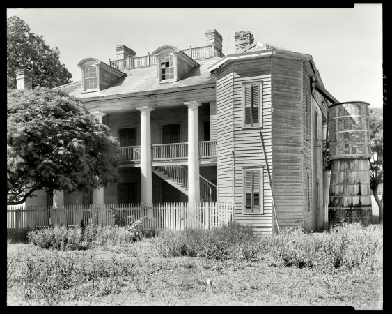 Photo showing: Evergreen -- St. John the Baptist Parish, Louisiana, 1938. Evergreen, Wallace vicinity. Structure dates from 1835. Abandoned.