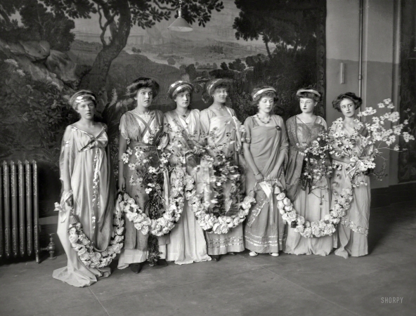 Photo showing: A Garland of Goddesses -- New York, 1909. Greek Festival -- Gladys Mumford, Mary Meyers,
Susan Dresser, Elise Holmes, Mary French, Alice Richard, Gladys Robbins.