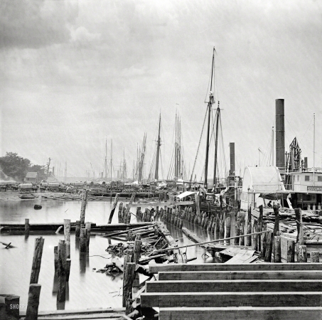 Photo showing: Civil War Effort -- Circa 1865. City Point, Virginia. Unloading Federal supplies from transports.