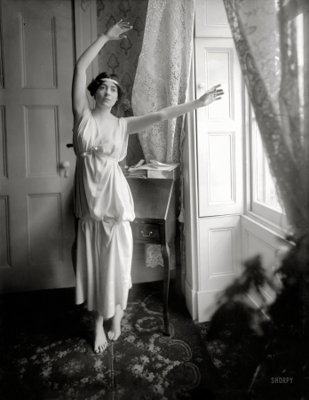 Photo showing: The Barefoot Baroness -- New York circa 1909. Lady Richardson. The British dancer and writer Constance Stewart-Richardson.