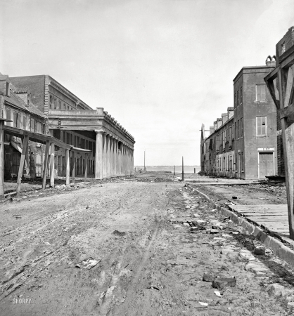 Photo showing: Vendue Range -- 1865. Charleston, South Carolina. Vendue Range looking east from near the corner of East Bay Street. 