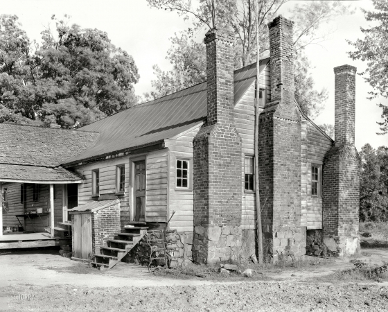 Photo showing: Hearth to Hearth -- Nash County, North Carolina, circa 1935-1938. Tories Tavern, Nashville vicinity. Structure dates to 1766.