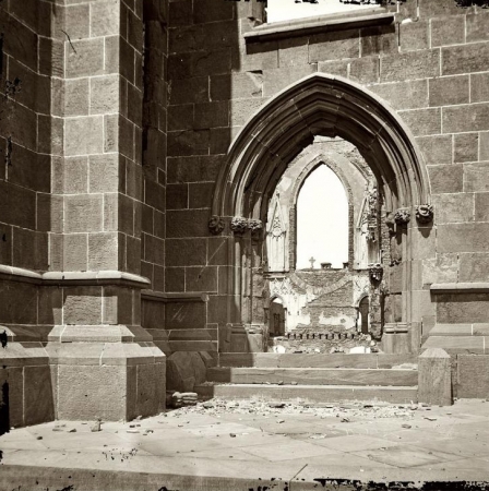 Photo showing: Sanctuary: 1865 -- 1865. Charleston, South Carolina. Ruins of Roman Catholic Cathedral. View of doorway.