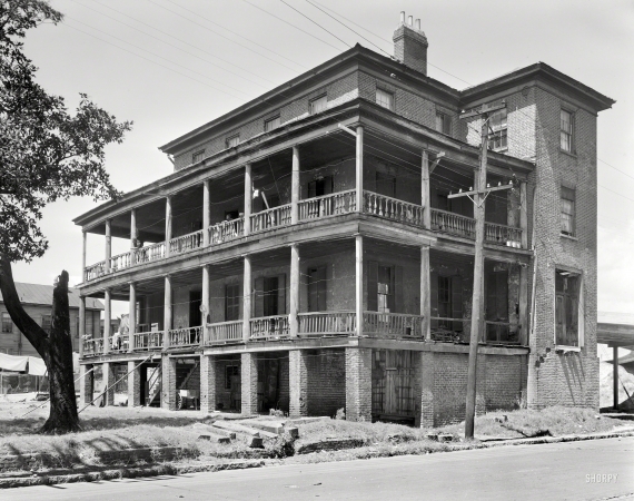 Photo showing: Rickety Manor -- 1937. Charleston, South Carolina. 121 Bay Street.