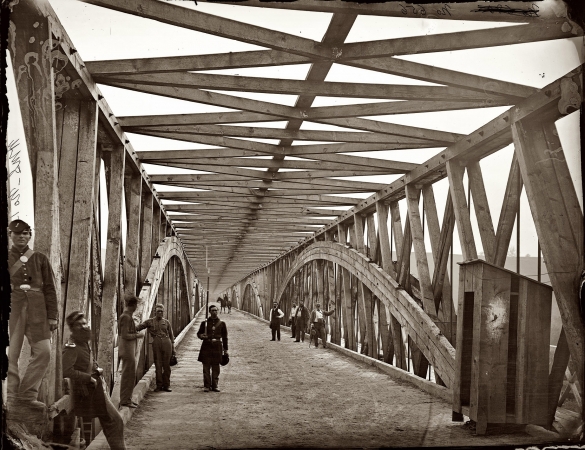 Photo showing: Chain Bridge -- View down the Chain Bridge over the Potomac near Washington circa 1865.