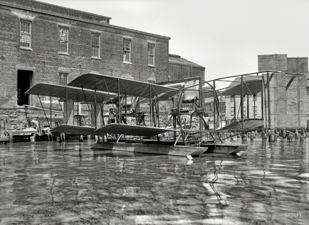 Photo showing: Bi-Biplane -- 1917. Langley, Samuel Pierpont. Secretary, Smithsonian Institute.
Experimental tandem biplane on Potomac embodying Langley principles.
