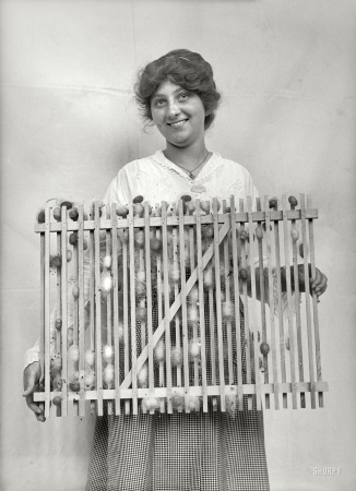 Photo showing: Miss Silkworms of 1915 -- Washington, D.C., 1915. Silkworms in the National (Smithsonian) Museum. Helen Stuart.
