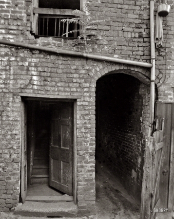 Photo showing: The Telltale Door -- Circa 1930. Edgar Allan Poe's mother's house. Richmond, Henrico County, Virginia.