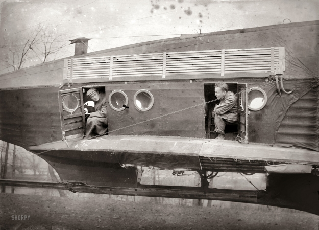 Photo showing: Cooley Airship -- Rochester, New York, circa 1910. Cooley Airship.