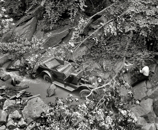 Photo showing: Auto Wreck -- Washington, D.C. July 30, 1923. Chain Bridge auto wreck.