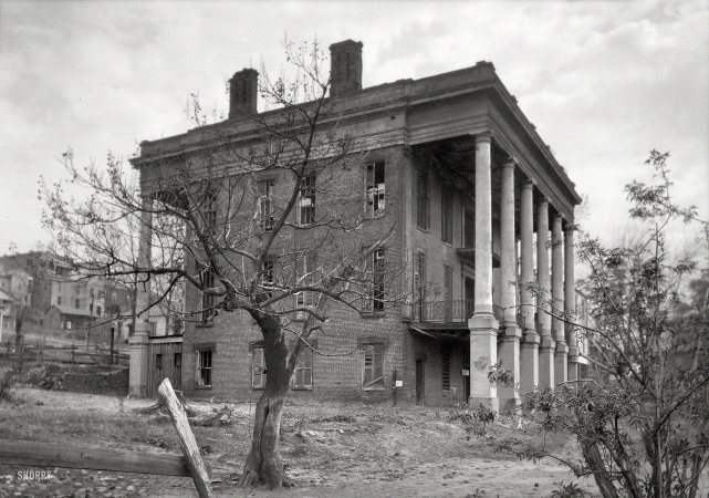 Photo showing: Shamrock -- March 29, 1934. Vicksburg, Mississippi. Shamrock (Porterfield residence), Oak Street. Structure erected 1851.