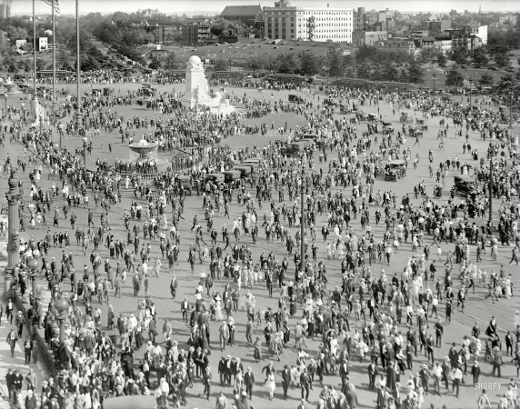 Photo showing: General Excitement -- Sept. 12, 1919. Union Station plaza, Washington. 1st Division, American Expeditionary Forces; Gen. Pershing arriving.