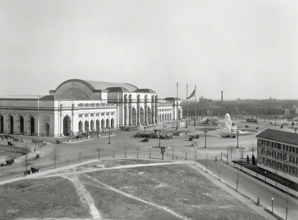Photo showing: Washington Union Station -- Washington, D.C., circa 1917. Union Station. In the distance, a glimpse of a long-vanished
Capitol Hill landmark, the Washington Brewery Co. smokestack advertising SPARKLING ALE. 