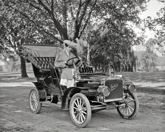 Photo showing: Modern Motorist -- Washington, D.C., or vicinity circa 1908. Mrs. John E. Harris.