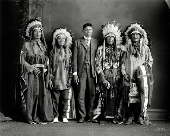 Photo showing: Redwater in Washington -- Washington, D.C., circa 1917. Indians: Redwater and group.
