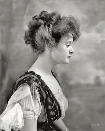 Photo showing: Billie Burke. -- Washington, D.C., circa 1908. The stage actress and future movie star.