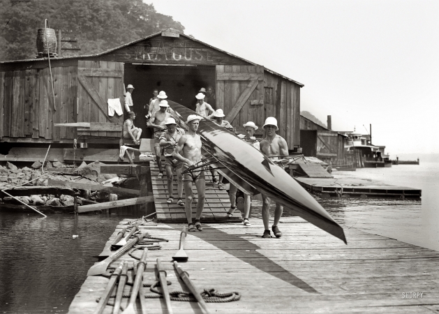 Photo showing: Syracuse Boathouse -- 1914. Syracuse Varsity crew team at boathouse.