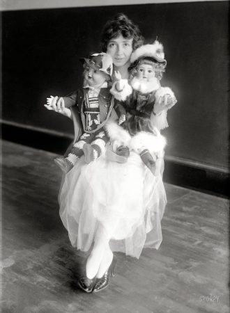 Photo showing: Ruby and the Dolls -- New York, Dec. 11, 1915. Mrs. John Charles Thomas. The singer Ruby Rothnour, wife of the noted baritone.