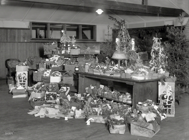 Photo showing: Red Cross Baskets -- Washington, D.C. Red Cross baskets, Walter Reed Hospital, Christmas 1920.