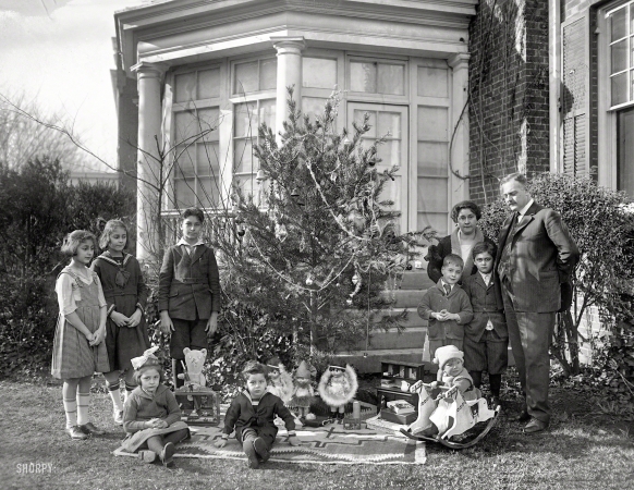 Photo showing: Xmas Alfresco -- Washington, D.C., 1921. Dr. Julio Bianchi -- Christmas tree.