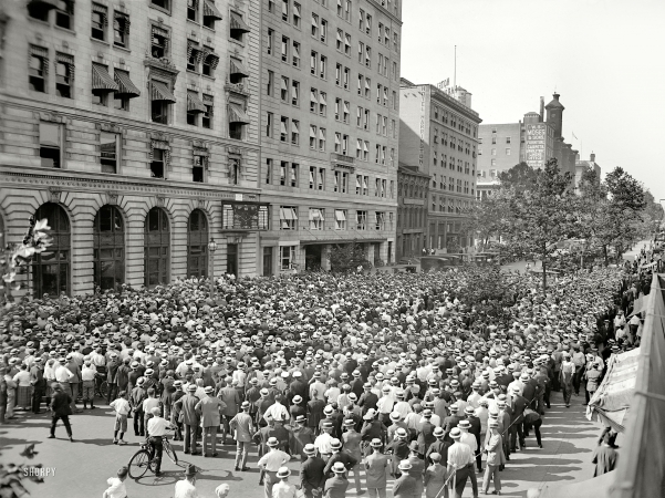Photo showing: Washington Baseball Fans -- August 29, 1924. Crowd at Washington Star scoreboard for A.L. Pennant game, Nationals-New York.