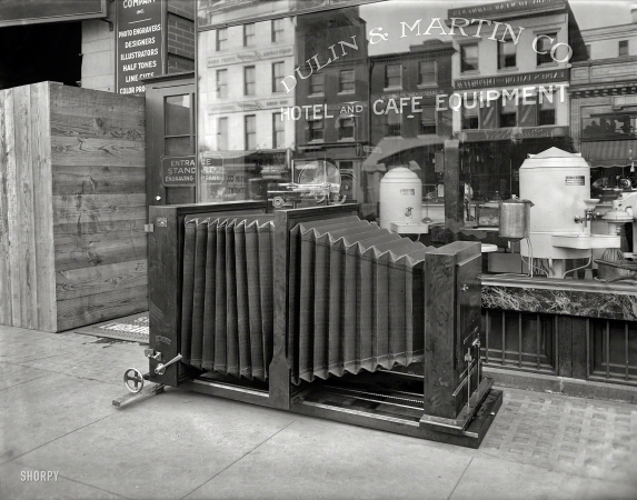 Photo showing: Major Bellows -- Washington, D.C., circa 1920. Standard Engraving Co. -- big camera. The Levy Process Camera.