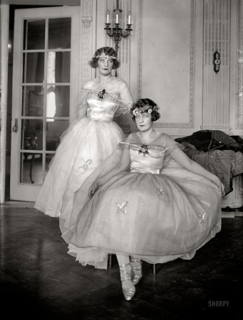 Photo showing: Two Dots -- New York circa 1920. Dorothy Leary & Dorothy Quinn.