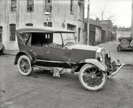 Photo showing: Fender Bendee -- Washington, D.C., 1921. Potomac Sales Co., wreck.