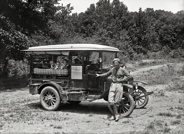 Photo showing: Texas Tourists -- Washington, D.C., or vicinity circa 1920. Dr. A.A. Foster and family of Dallas, Texas.