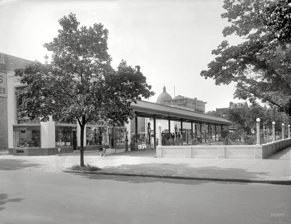 Photo showing: Petro-Palace -- Washington, D.C., circa 1922. Gas station, 17th and L streets N.W. 