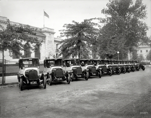 Photo showing: Black and White Cabs -- Washington, D.C., 1922. Black & White taxis at Pan American Union.