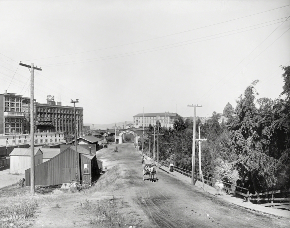 Photo showing: The Sugar Factory -- Crockett, Calif., circa 1915. South view of refinery and entrance
to Loring Avenue. Plant of the California & Hawaii Sugar Refining Co. 