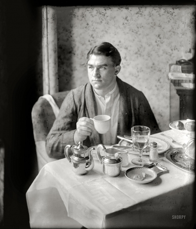 Photo showing: Tom Burke -- New York circa 1920. Burke. Covent Garden tenor Tom Burke,
a former coal miner dubbed the Lancashire Caruso.