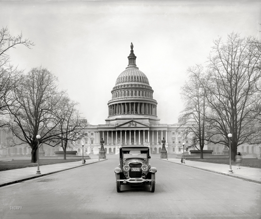 Photo showing: Lincoln at the Capitol -- Lincoln automobile parked at the Capitol, Washington, D.C., 1924.