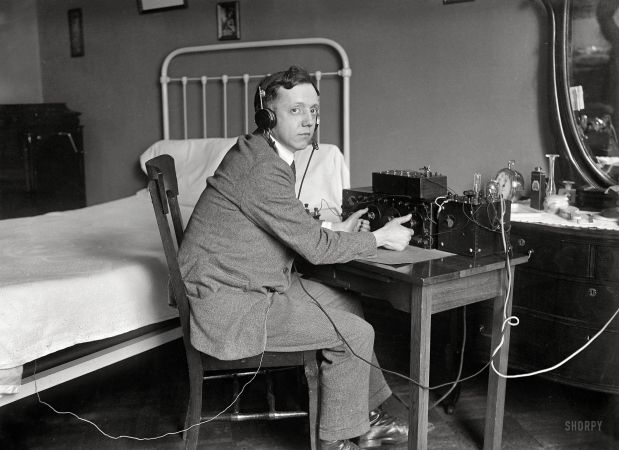 Photo showing: Bedcast -- March 31, 1922. H.G. Corcoran of Washington, D.C., using bedsprings as a radio antenna.