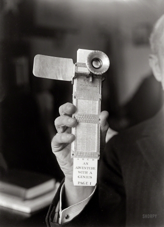 Photo showing: Fiske Reading Machine -- Circa 1922, the Fiske Reading Machine in the hand of its inventor, Rear Admiral Bradley Fiske.