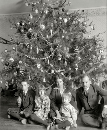 Photo showing: A Dickey Christmas -- Dickey tree, 1914. The family of Washington lawyer Raymond Dickey.