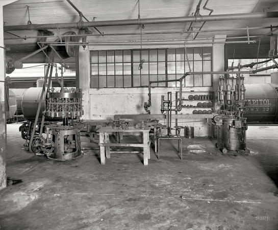 Photo showing: Pop Start -- Circa 1925 in Washington, D.C. Whistle Bottling Works.