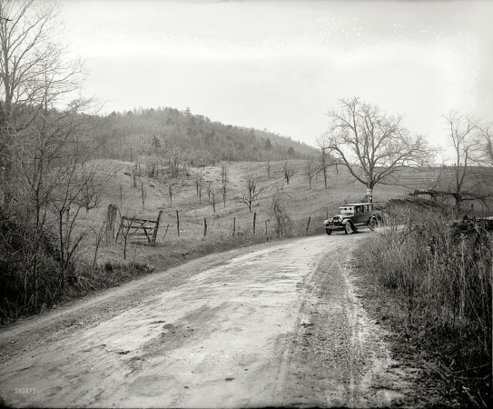 Photo showing: Lincoln Round the Bend -- Circa 1925. Lincoln car in Shenandoah National Park, Virginia.