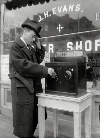 Photo showing: The New Nickelodeon -- Washington, D.C., circa 1922. Coin-operated radio outside barbershop.