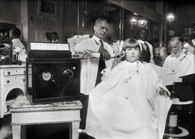 Photo showing: Radio Barber -- Washington, D.C., circa 1922. Coin-operated radio in barbershop.
