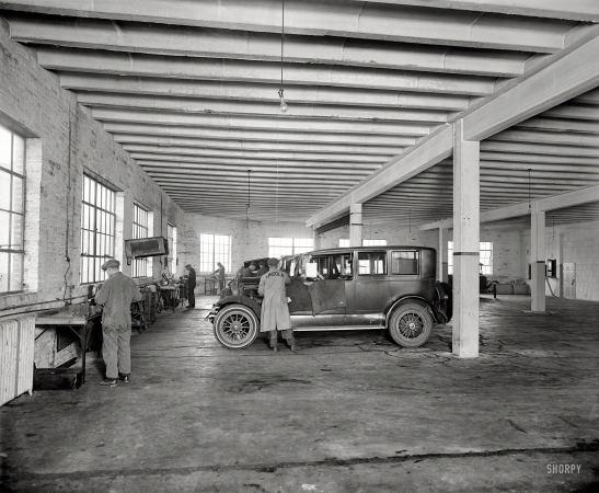 Photo showing: Lincoln Garage -- Washington, D.C., circa 1925. Warfield Motor Co. service station.