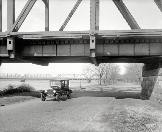 Photo showing: Potomac Motorway -- Washington, D.C., circa 1926. Ford Motor Co.