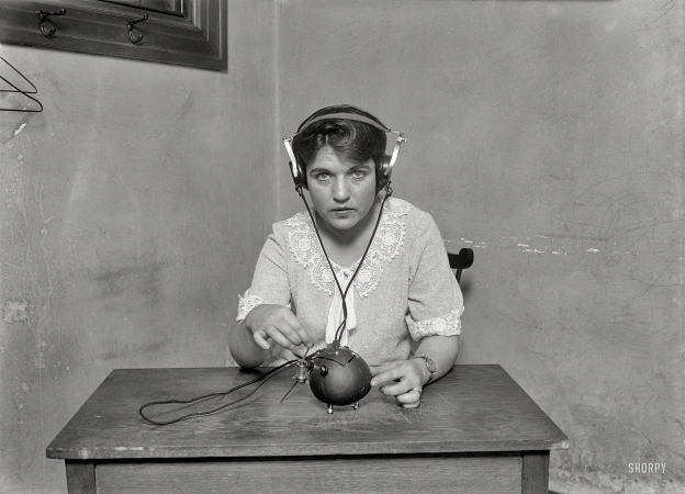 Photo showing: iNut -- June 1924. Washington, D.C. Radio nut -- this set with everything necessary for receiving music and speech
by radio has been put into a coconut shell. It was built by H. Zamora, a native of Manila, Philippine Islands.
