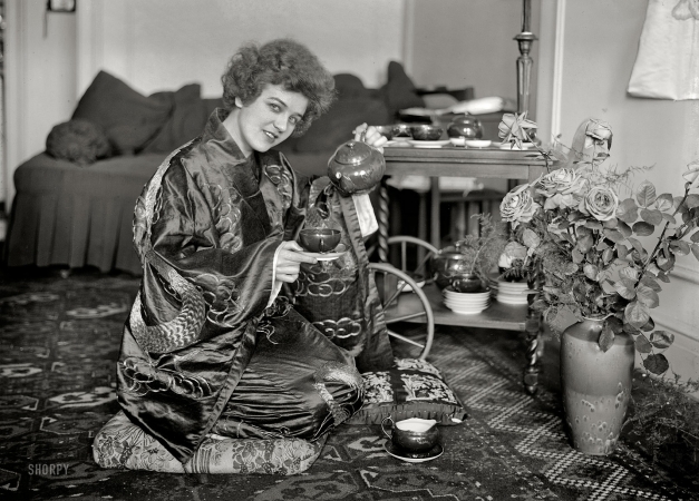 Photo showing: Tea Roses -- New York. May 21, 1921. Kopernak in kimono. The Russian-born stage actress Galina Kopernak.