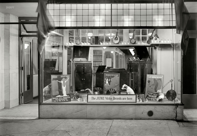Photo showing: Last Rose of Summer -- New York, 1921. Victor record display, New York Band Instrument Co. window.