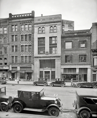 Photo showing: G Street -- Washington, D.C., circa 1925. Merchants Bank Bldg., G Street N.W. -- G.G. Loehler Co.