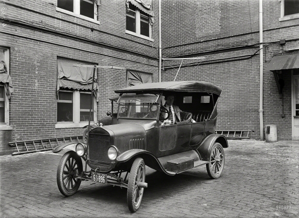 Photo showing: Car Radio -- 1924. Washington, D.C. Auto equipped with radio (made for Potomac Electric Power Co.)